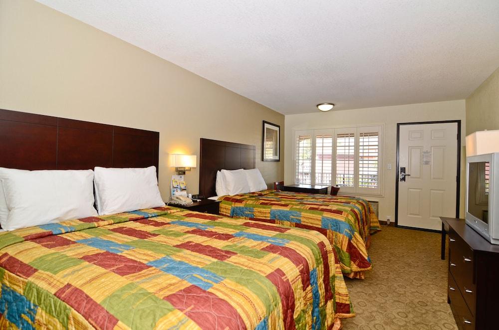 Inn Rodeway Convention Center 2*